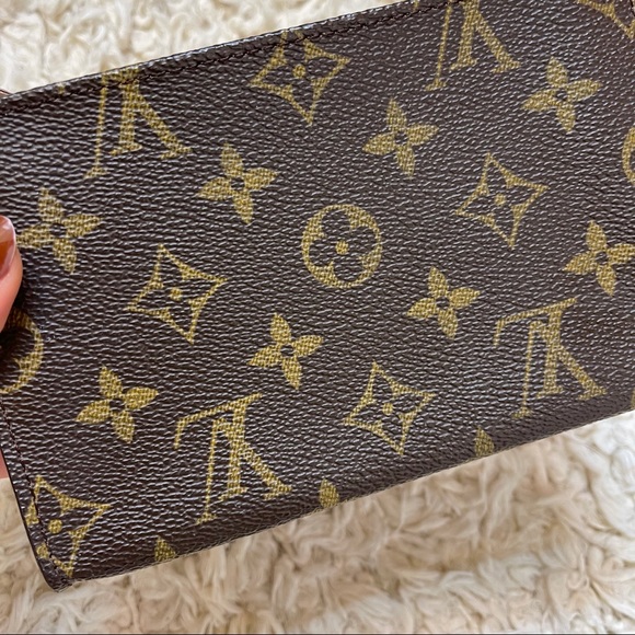 Louis Vuitton Monogram Bucket Pouch 23 - Picture 3 of 12